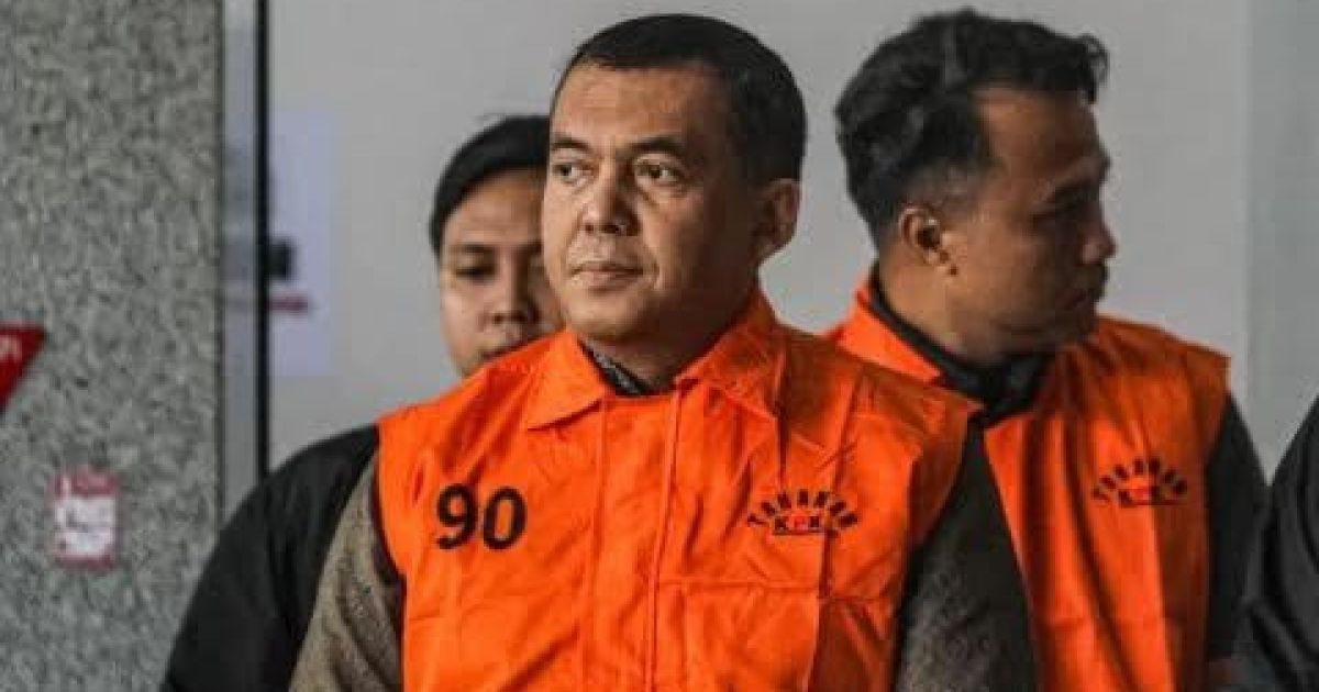 Deputy Minister for Immigration and Penitentiary Silmy Karim (front row) is wearing orange jacket when transferred by officers from the KPK headquarters in Jakarta on Thursday, 4 June 2026 (Photo/X)